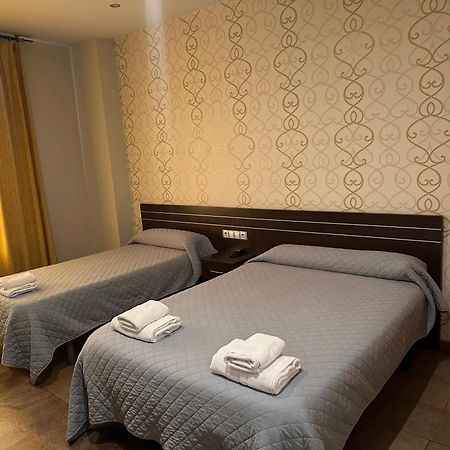 Hostal Venecia Monzón Esterno foto