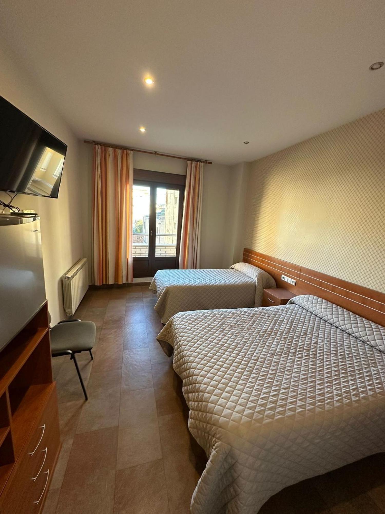 Hostal Venecia Monzón Esterno foto