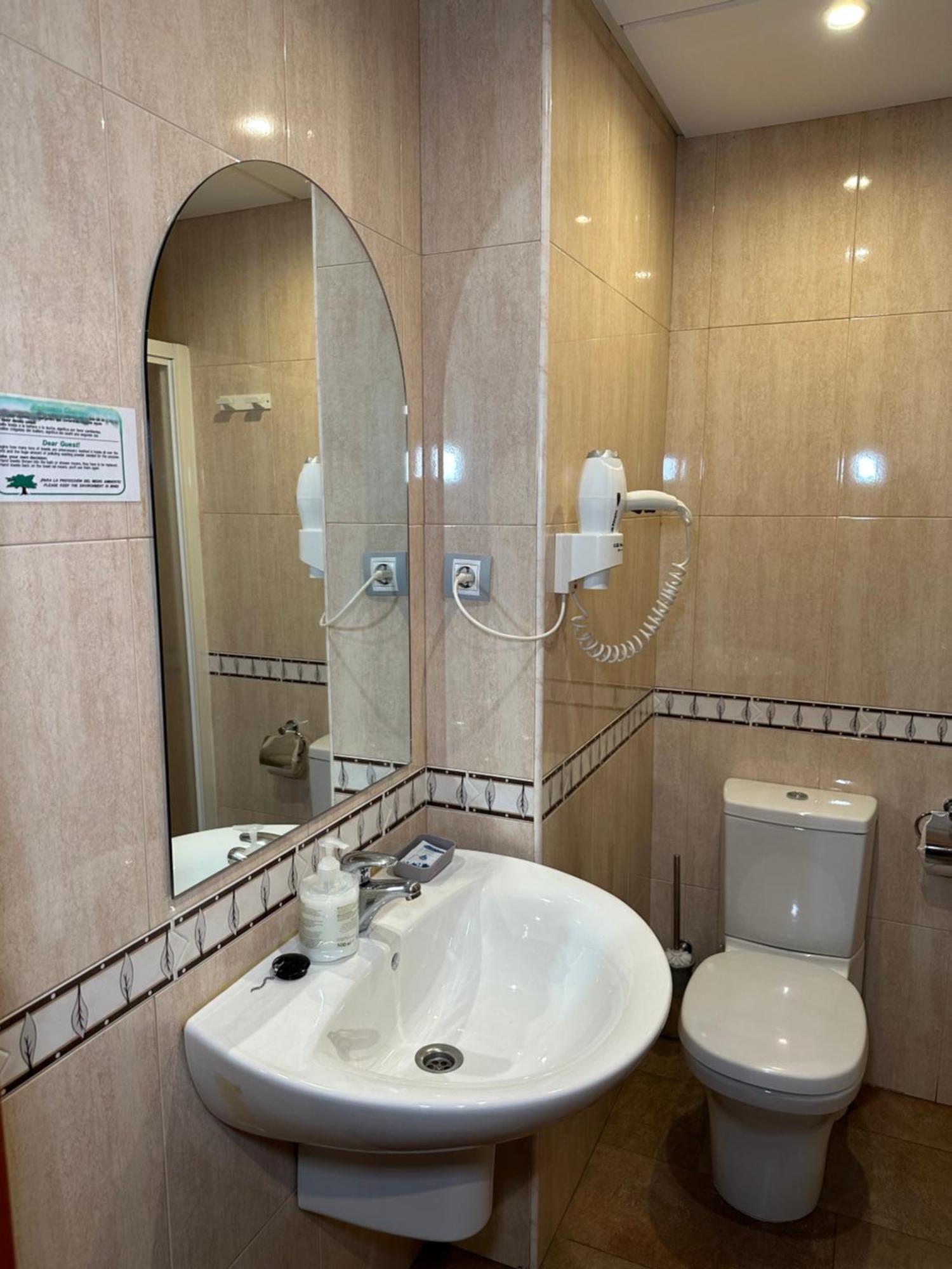 Hostal Venecia Monzón Esterno foto