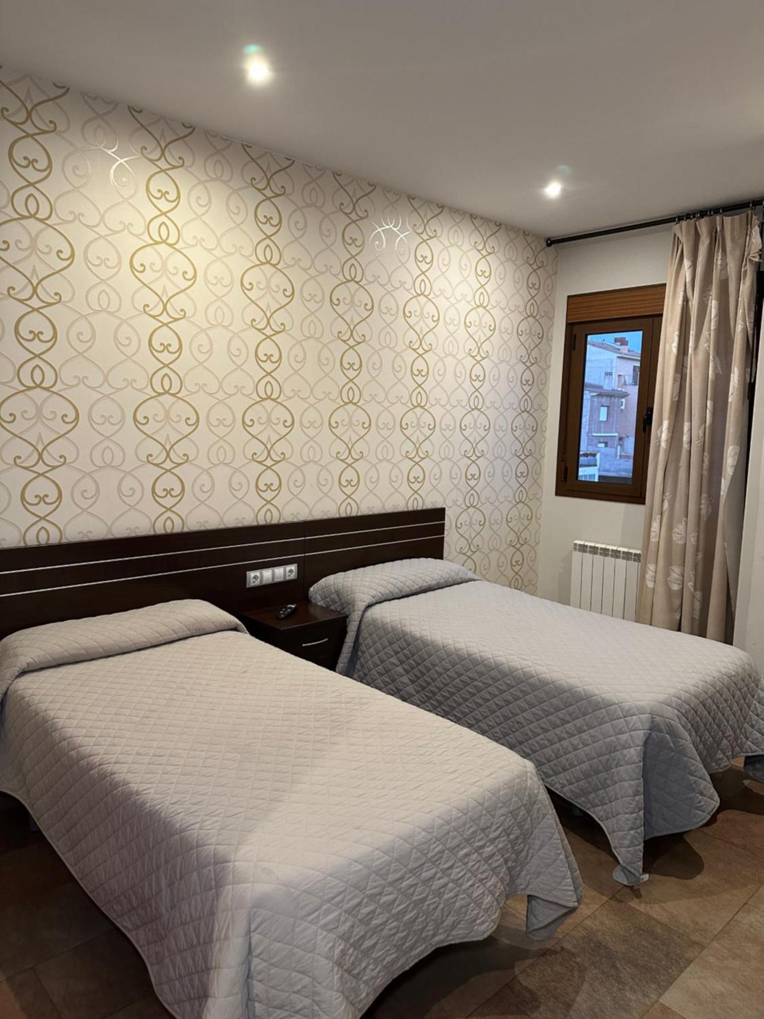 Hostal Venecia Monzón Esterno foto