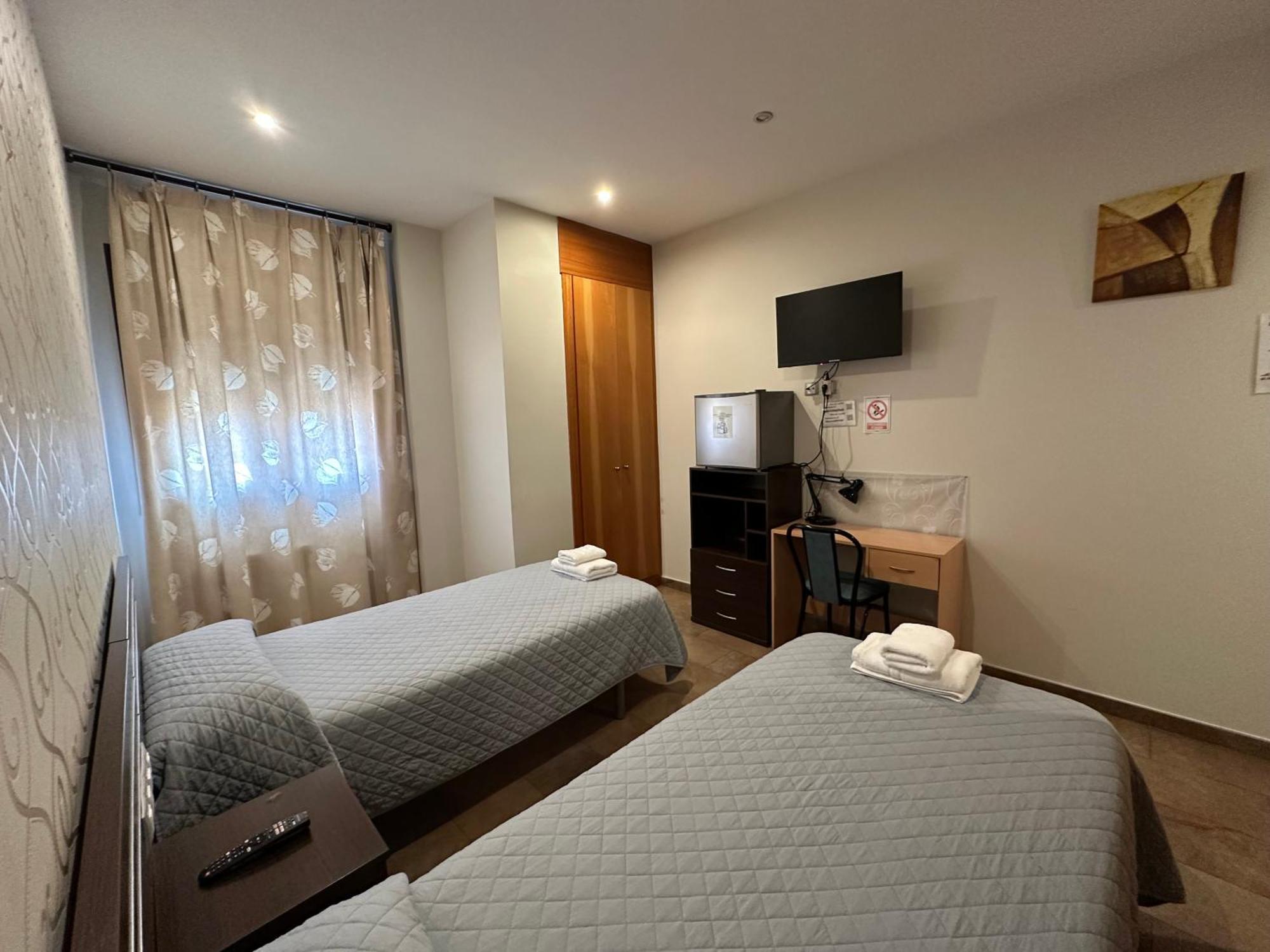 Hostal Venecia Monzón Esterno foto